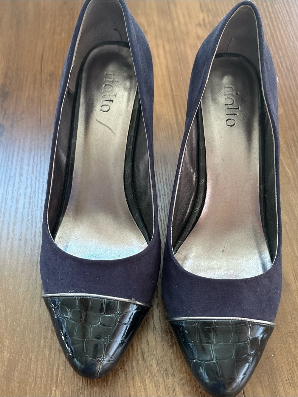 Rialto Suede Pointed Toe Pump with Croc Cap  and heels  Navy. Size 11. INV25/561